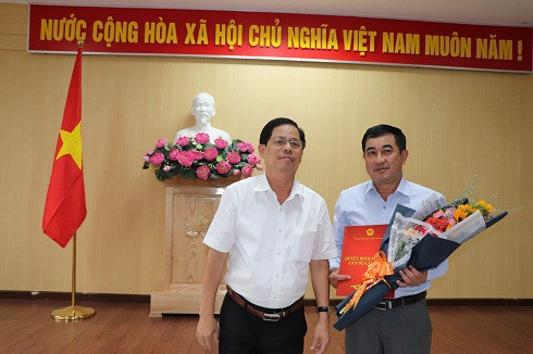 Ông Nguyễn Tấn Tuân trao quyết định phê chuẩn và hoa chúc mừng ông Nguyễn Tấn Cường giữ chức Phó chủ tịch huyện Diên Khánh