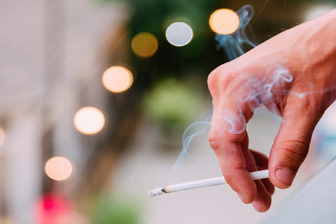 Làm sao để loại bỏ mùi khói thuốc lá khó chịu trong ô tô?