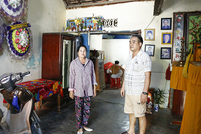 Bà Đoàn Thị Kim Huệ trong ngôi nhà  xập xệ được xây từ năm 1961.