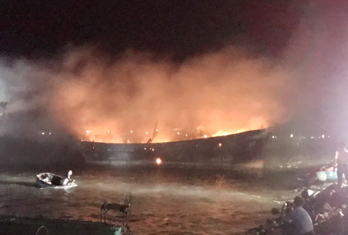 Một tàu cá bị ngọn lửa thiêu rụi 