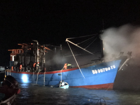 Lực lượng chức năng nỗ lực dập lửa trên tàu cá số hiệu Bình Định 