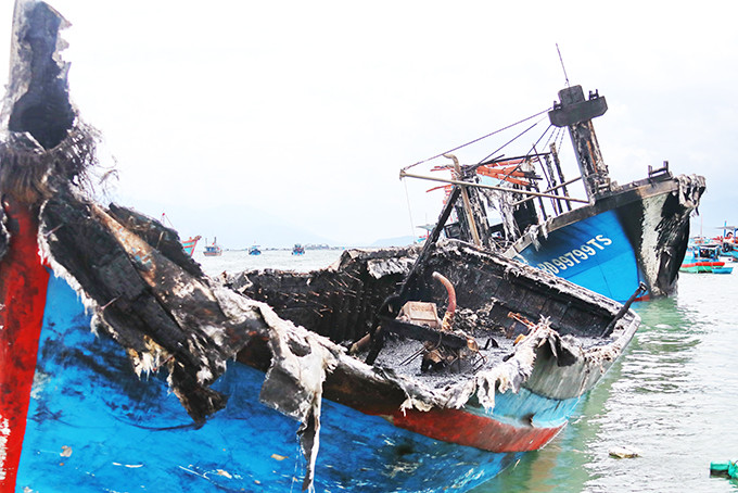 2 tàu đánh cá xa bờ sau vụ hỏa hoạn đã gần như hỏng hoàn toàn. 