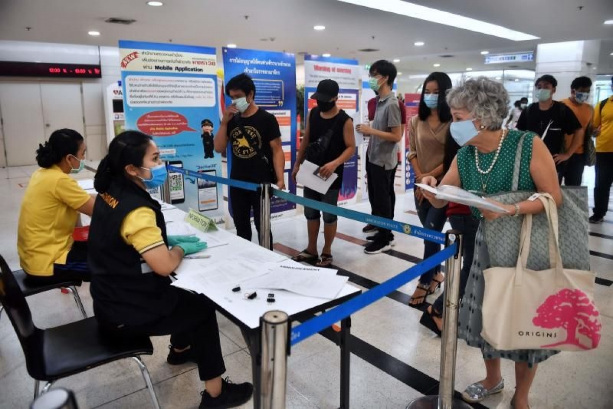 Người nước ngoài xin gia hạn thị thực tại Thái Lan. Ảnh minh họa: AFP.
