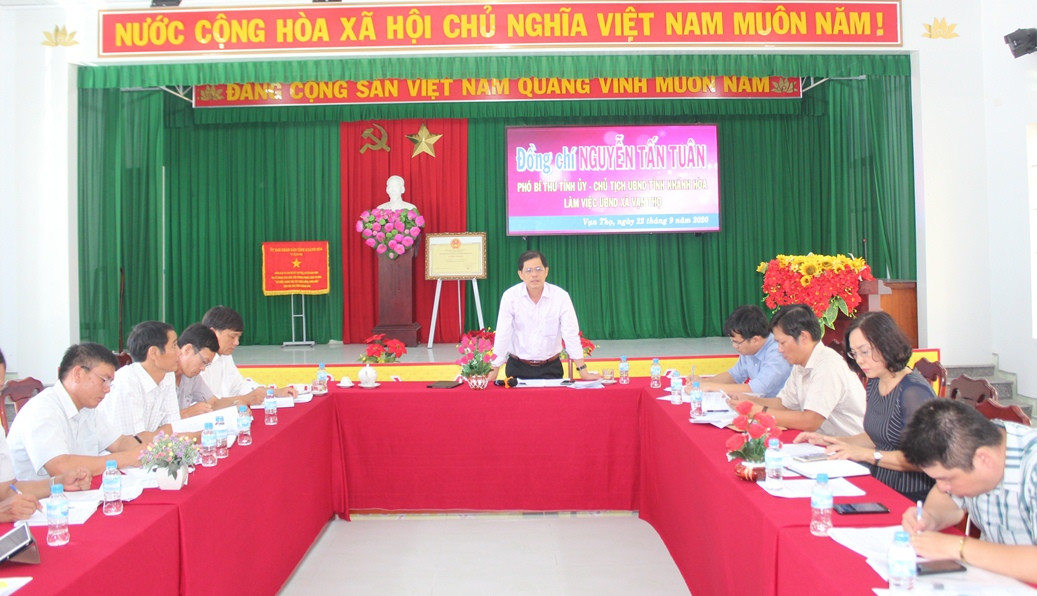 Ông Nguyễn Tấn Tuân phát biểu chỉ đạo tại buổi làm việc với xã Vạn Thọ.
