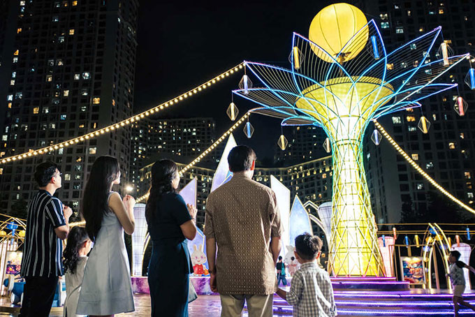 Cây Hoa đăng đèn lồng lớn nhất Việt Nam với những điều ước nguyện tích cực bình an