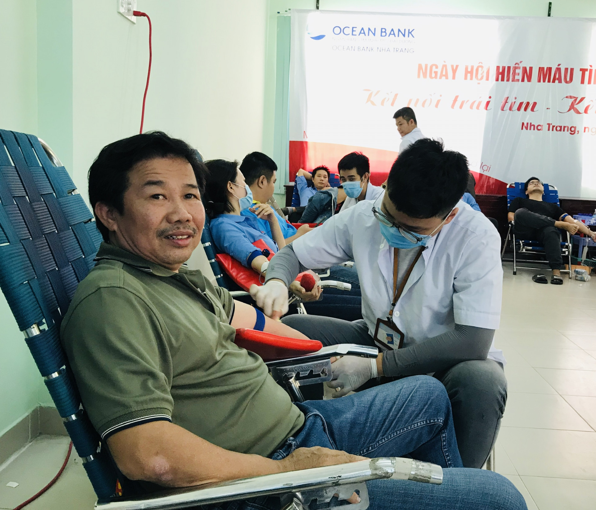 Thành viên Hội Chữ thập đỏ TP. Nha Trang tham gia hiến máu tình nguyện