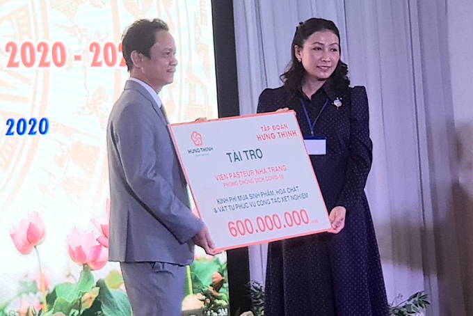 Bà Trần Thượng Thu Giang - Phó Tổng Giám đốc Tập đoàn Hưng Thịnh trao 600 triệu đồng hỗ trợ cho Viện Pasteur Nha Trang.