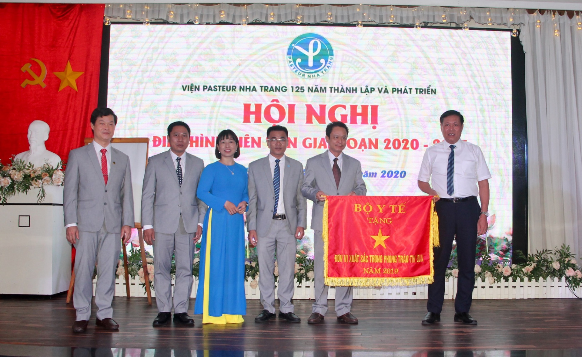 Lãnh đạo Viện Pasteur Nha Trang nhận cờ thi đua