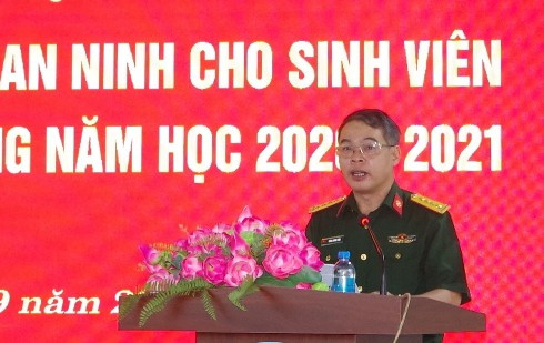 Đại tá Dương Khánh Toàn - Phó Hiệu trưởng nhà trường kiêm Phó Giám đốc Trung tâm Giáo dục QPAN phát biểu khai mạc khóa học.