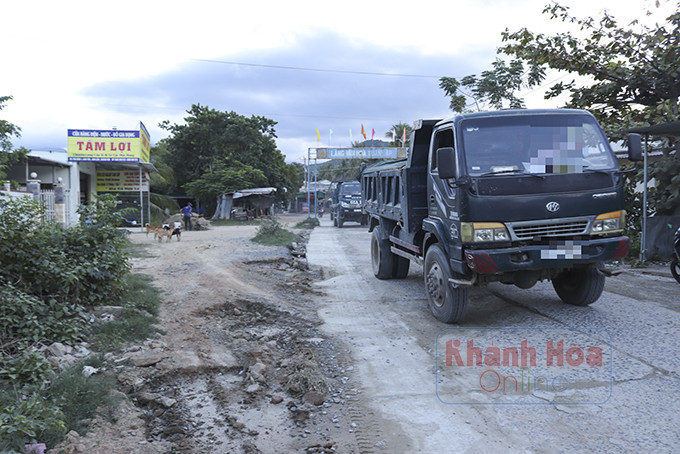 Xe chở cát và vật liệu xây dựng lưu thông trên tuyến đường qua thôn Phú Bình (xã Cam Tân, Câm Lâm) chiều 21-9.