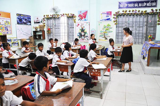 Đến nay, toàn huyện Khánh Vĩnh có 41 cơ sở giáo dục, 1 trường trung cấp nghề với 10.286 học sinh và 858 giáo viên.