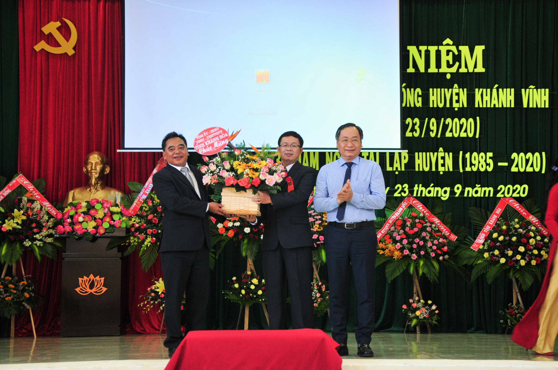 Lãnh đạo tỉnh tặng hoa chúc mừng huyện Khánh Vĩnh
