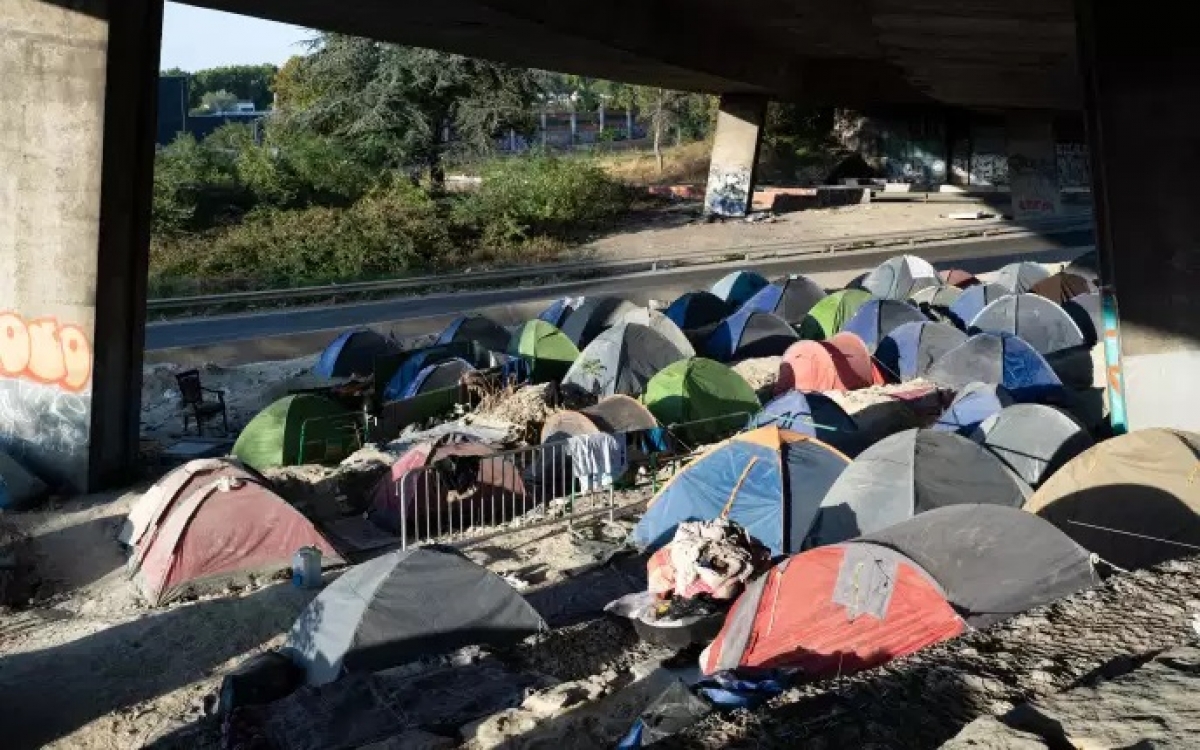 Trại của người tị nạn ở ngoại ô Paris. Ảnh: Le Monde.
