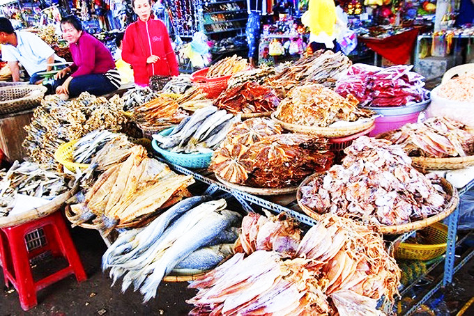 Khách du lịch đến Nha Trang thường mua hải sản khô về làm quà.