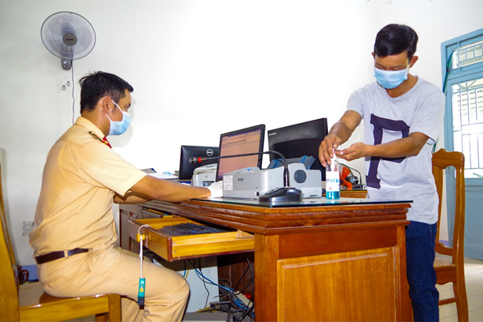 Cảnh sát giao thông Vạn Ninh chung tay phòng, chống dịch Covid-19