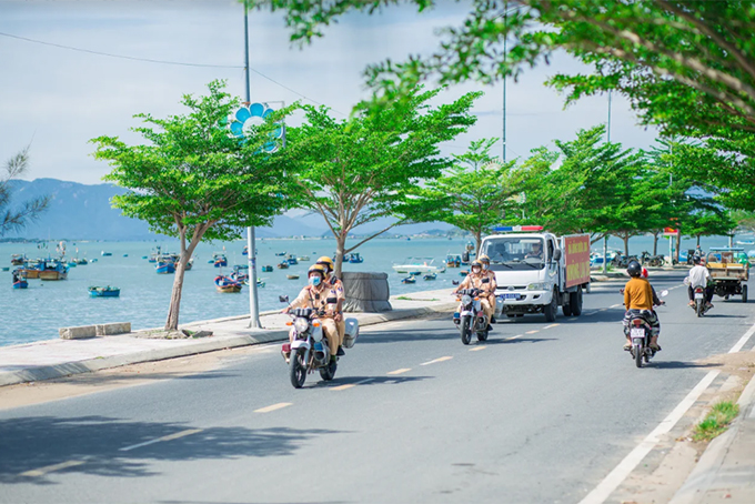 Dịch Covid-19 diễn biến phức tạp nên số lượng phương tiện tham gia giao thông giảm đáng kể so với trước. Tuy nhiên, lực lượng Cảnh sát giao thông Công an huyện Vạn Ninh vẫn tăng cường tuần tra kiểm soát, xử lý nghiêm các hành vi vi phạm trật tự an toàn giao thông.
