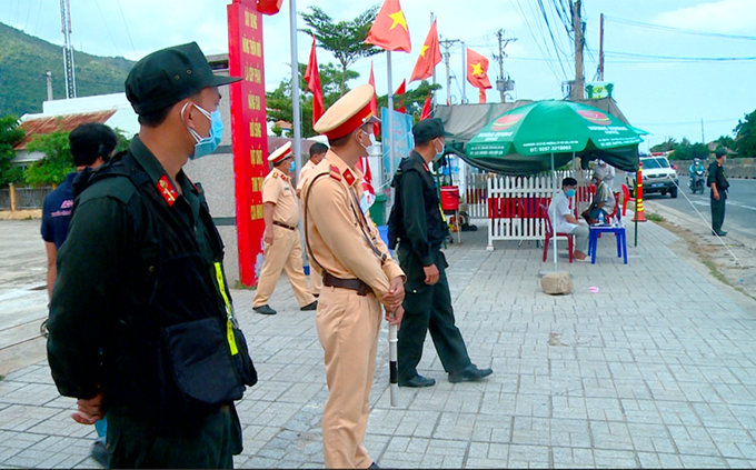 Đầu tháng 4-2020, khi UBND tỉnh Khánh Hòa chỉ đạo thành lập 5 trạm kiểm soát liên ngành phòng chống dịch Covid-19, lực lượng Cảnh sát giao thông Công an huyện Vạn Ninh đã không quản vất vả, ngày đêm căng mình làm nhiệm vụ nhằm ngăn chặn nguồn lây nhiễm xâm nhập vào địa phương.