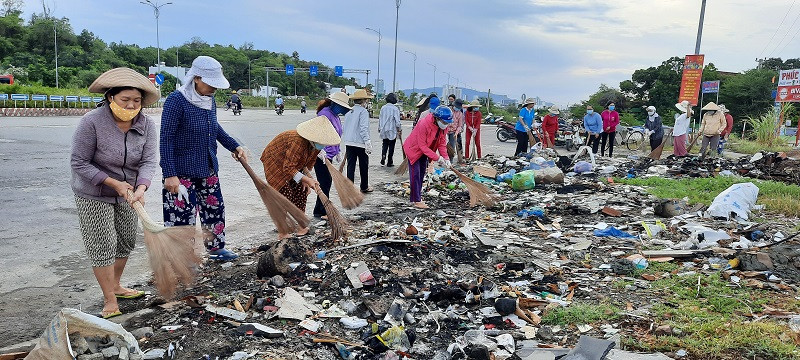 Hội viên, phụ nữ xã Vĩnh Thái (Nha Trang) tham gia dọn vệ sinh trên tuyến đường Võ Nguyên Giáp