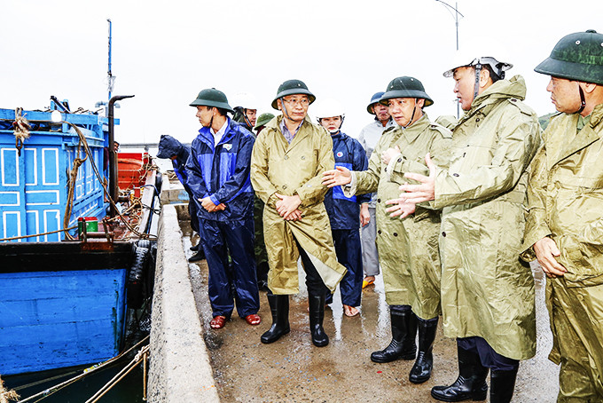 Lãnh đạo tỉnh kiểm tra việc đảm bảo an toàn tại Khu neo đậu tàu thuyền tránh trú bão Ninh Hải, thị xã Ninh Hòa trước cơn bão số 6 năm 2019.