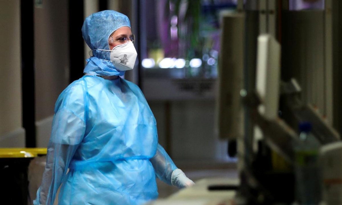 Bác sĩ trong khu vực điều trị Covid-19 tại bệnh viện ở Liege, Belgium, hồi giữa tháng 6. Ảnh: Reuters.