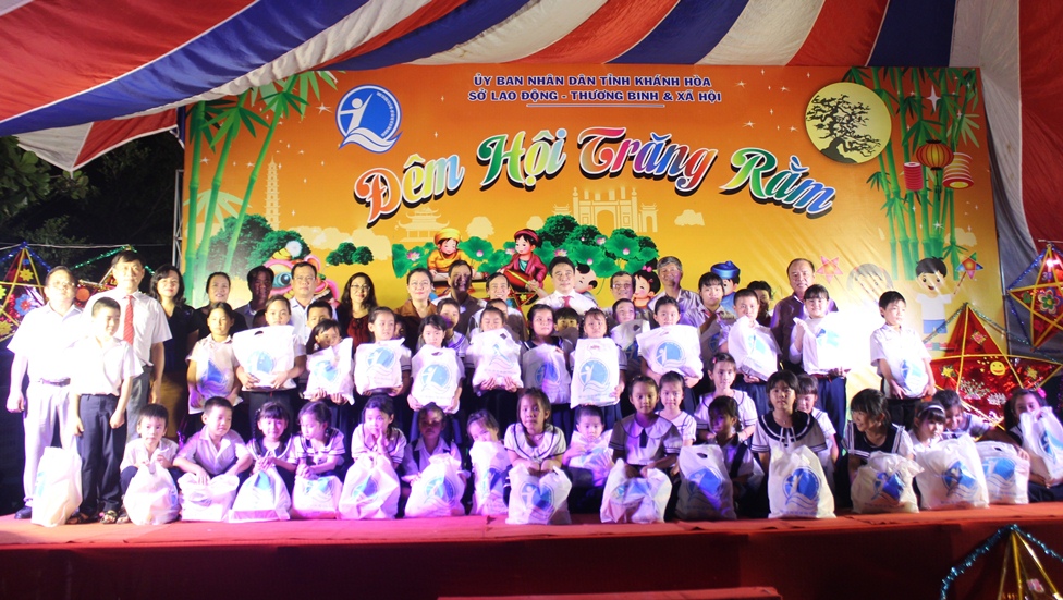 Lãnh đạo tỉnh chụp ảnh cùng trẻ em Vạn Ninh tại đêm hội trăng rằm.