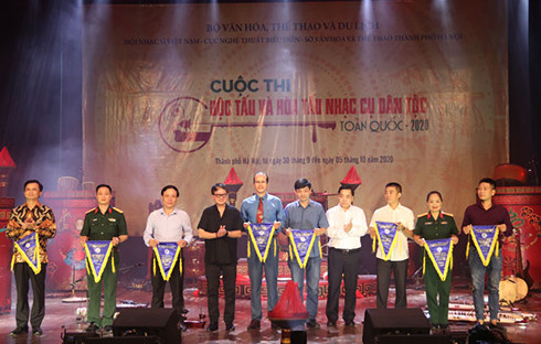 Ban tổ chức tặng cờ cho các đơn vị tham gia tại điểm thi Hà Nội.