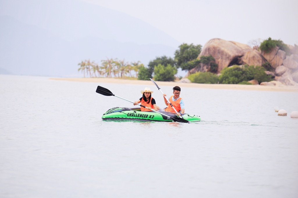 Khách du lịch trải nghiệm chèo thuyền Kayak trên biển Nha Trang