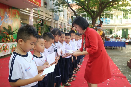 Cô Châu Đình Mai Phương - Hiệu trưởng nhà trường tặng quà Trung thu cho học sinh của các lớp. 