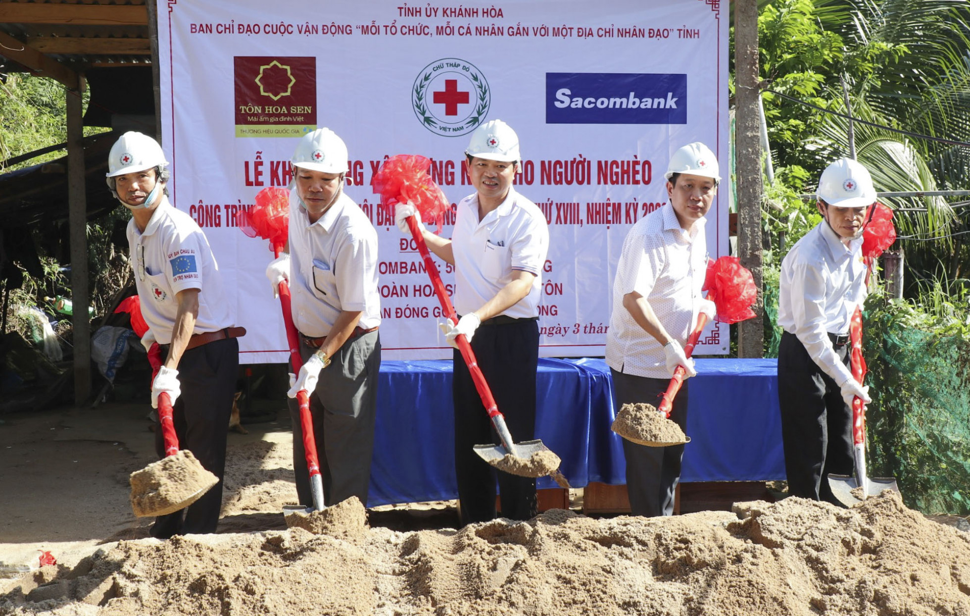Các vị đại biểu thực hiện nghi thức khởi công xây dựng nhà ở cho hộ nghèo tại xã Vạn Khánh.