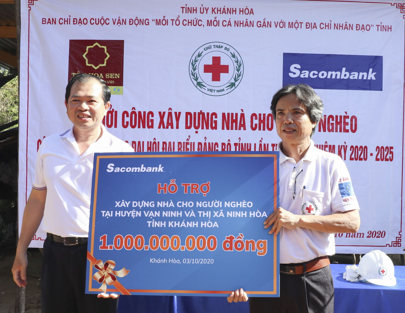 Đại diện Ngân hàng Thương mại Cổ phần Sài Gòn Thương Tín - Sacombank tài trợ xây nhà cho người nghèo.