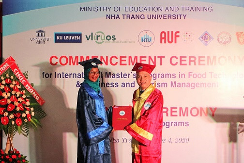 PGS.TS Trang Sĩ Trung – Hiệu trưởng Trường Đại học Nha Trang trao bằng tốt nghiệp cho học viên. 