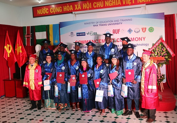 Các học viên nhận bằng tốt nghiệp. 