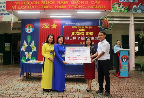 Đại diện lãnh đạo Báo Khánh Hòa và doanh nghiệp trao quà cho Trường Tiểu học Tân Lập 2. 