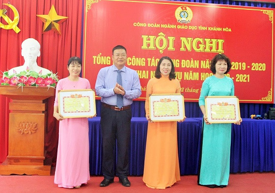 Giám đốc Sở Giáo dục và Đào tạo trao bằng khen của Công đoàn Giáo dục Việt Nam về phòng trào thi đua “Giỏi việc trường-Đảm việc nhà” giai đoạn 2016-2020 cho các tập thể và cá nhân