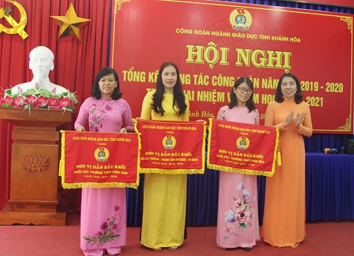 Chủ tịch Công đoàn ngành Giáo dục tỉnh Khánh Hòa tặng Cờ thi đua dẫn đầu khối cho các đơn vị