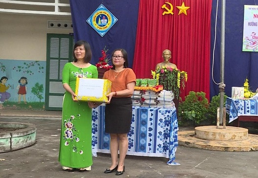 Đại diện Thư viện tỉnh Khánh Hòa tặng sách cho Trường Tiểu học Vĩnh Nguyên 2. 