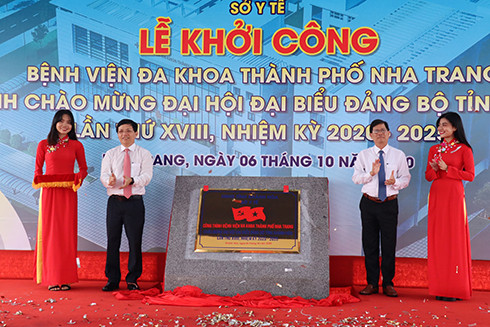 Ông Nguyễn Tấn Tuân cùng lãnh đạo Sở Y tế thực hiện nghi thức gắn biển công trình khởi công chào mừng Đại hội Đảng bộ tỉnh