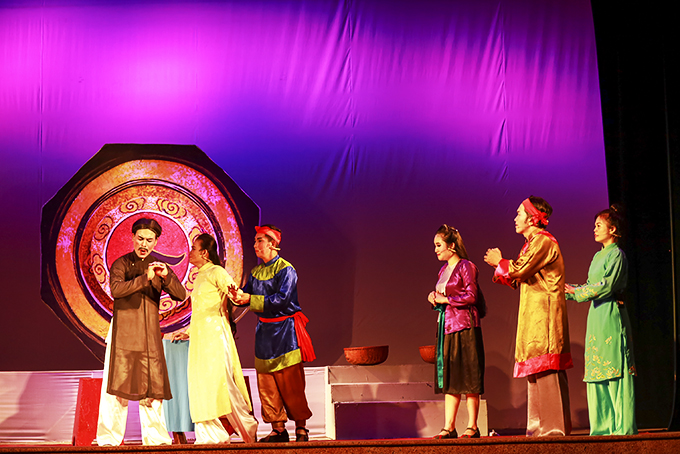 Băn khoăn với sân khấu truyền thống