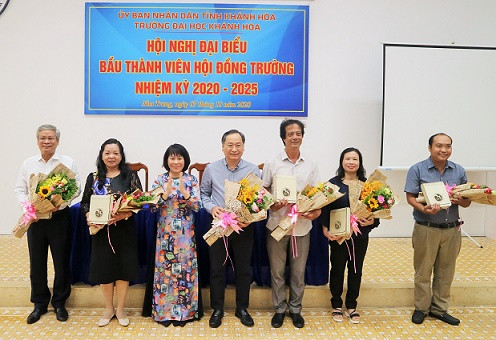 Bà Lê Thị Mỹ Bình – Bí thư Đảng ủy, Hiệu trưởng nhà trường tặng hoa cho các thành viên Hội đồng trường nhiệm kỳ 2015-2020 không tham gia nhiệm kỳ 2020-2025.  