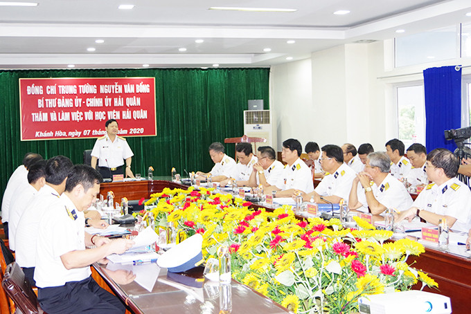 Trung tướng Nguyễn Văn Bổng kết luận tại buổi làm việc với Học viện Hải quân.