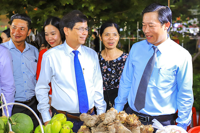 Lãnh đạo tỉnh tham quan các gian hàng tại Phiên chợ nông sản tỉnh năm 2019. 