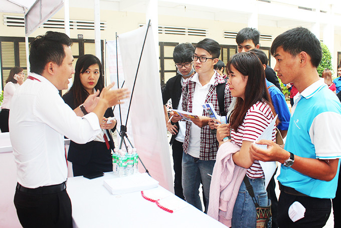 zzDoanh nghiệp tư vấn tuyển dụng lao động trong phiên giao dịch việc làm được tổ chức tại Nha Trang.