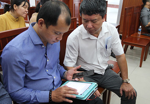 Cán bộ VNPT - Khánh Hòa (phải) hỗ trợ học viên thao tác trên hệ thống.