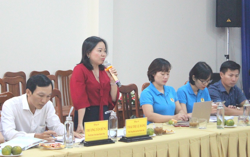 Bà Thái Thị Lệ Hằng - Phó Tổng biên tập Báo Khánh Hòa chia sẻ kinh nghiệm tại tạo đàm.