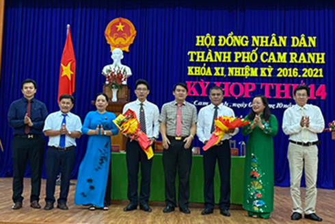 Lãnh đạo HĐND TP. Cam Ranh tặng hoa chúc mừng ông Lê Ngọc Thạch (thứ 3 từ phải qua).