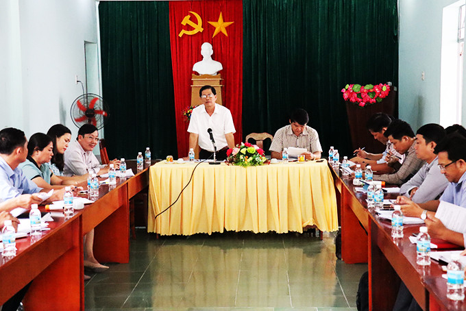 Ông Nguyễn Tấn Tuân làm việc tại xã Cam Lập.