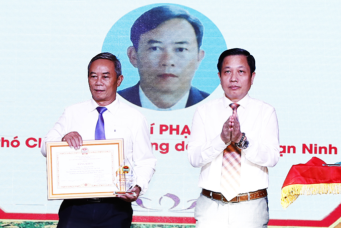 Tuyên dương 17 tập thể, 90 cá nhân nông dân tiêu biểu