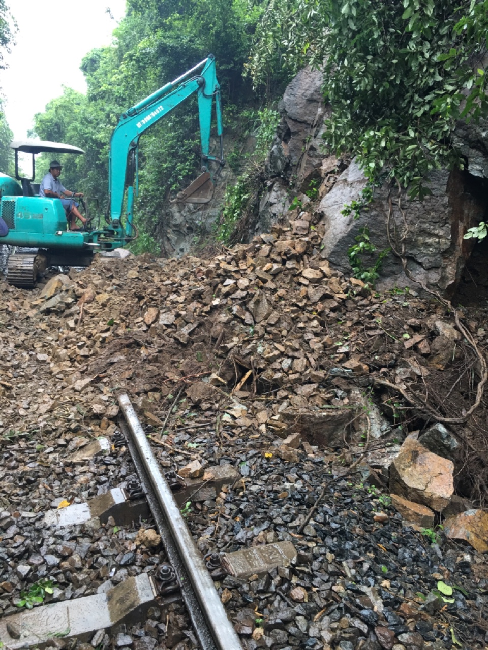 Sạt lở, phong tỏa đường tàu khu gian Nha Trang - Lương Sơn