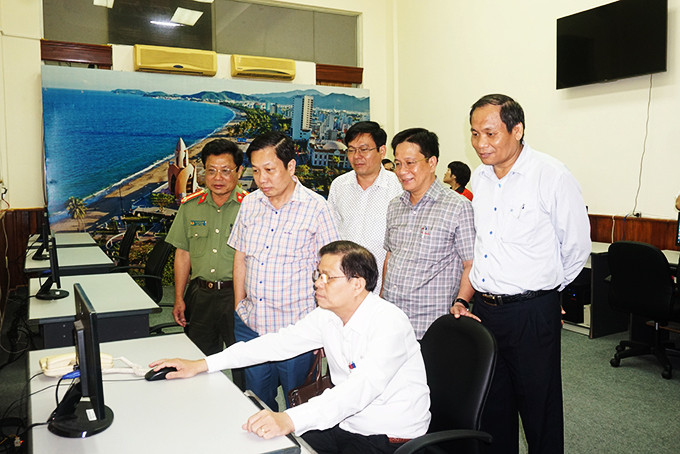 zzĐồng chí Nguyễn Tấn Tuân, đồng chí Hà Quốc Trị và các đồng chí trong Ban Thường vụ Tỉnh ủy kiểm tra hoạt động của Trung tâm báo chí.