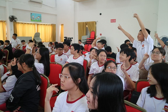 Hoạt động được tổ chức như 1 tiết ngoại khóa và được các học sinh quan tâm theo dõi. 